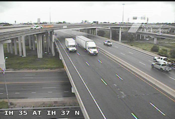 Live snapshot from IH 35 at IH 37 N