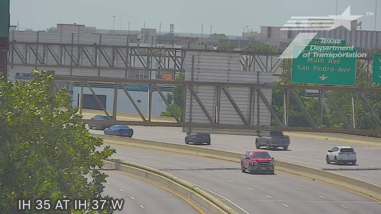 Live snapshot from IH 35 at IH 37 W