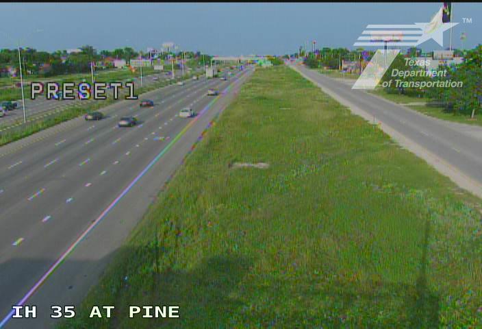 Live snapshot from IH 35 at Pine