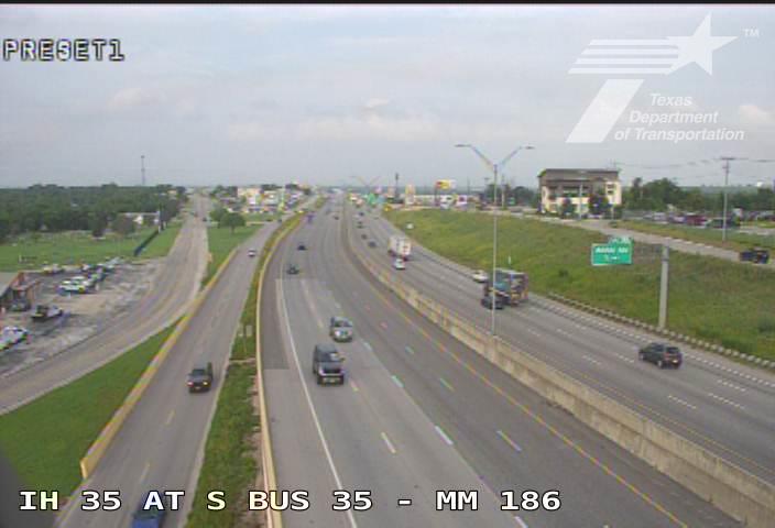 Live snapshot from IH 35 at S Bus 35 (MM 186)