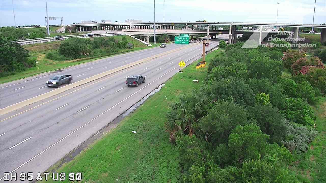 Live snapshot from IH 35 at US 90