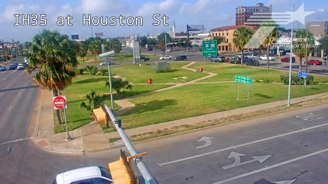Live snapshot from IH35 at Houston St